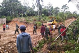 Pembuatan parit disepanjang sisi jalan terus dikebut