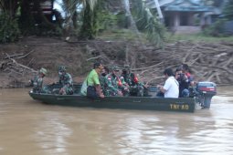 Selain alat berat, pekerjaan fisik juga dilakukan secara manual