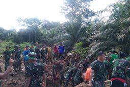 Penimbunan pasir dan batu dilakukan secara gotong royong