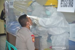 Ratusan anggota kepolisian di Bekasi jalani tes usap massal