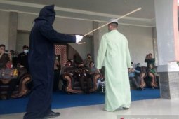 Terpidana pelaku pelecehan seksual di Nagan Raya jalani hukuman cambuk