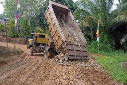 TMMD kerahkan dump truk untuk droping material
