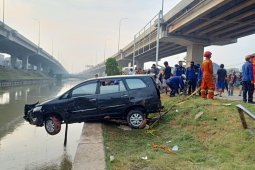 Sebuah minibus nyemplung ke Kalimalang, seorang penumpang hanyut
