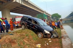 Petugas masih cari korban minibus terjun ke Kalimalang