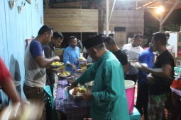 Usai Jumatan, anggota TMMD hadiri acara sukuran warga