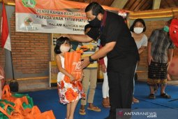 Wabup Tabanan serahkan bantuan sosial kepada Yatim Piatu saat COVID-19