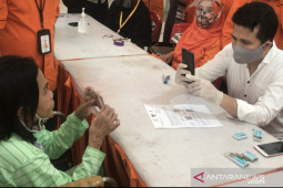 Wagub Jatim Emil Dardak ikut layani penyaluran bansos tunai