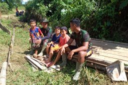 Bercanda dengan Anak-anak jadi pengobat lelah Satgas TMMD