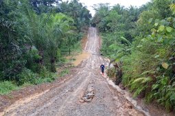 Keringkan genangan air, TMMD buat parit kiri kanan jalan
