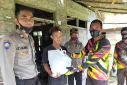 Polres Bangka Barat salurkan bantuan ke warga di pelosok