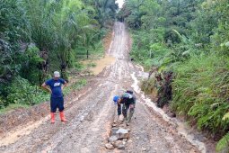 Warga gotong royong timbun badan jalan TMMD