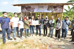 Ketua MPR Bamsoet salurkan bantuan Rp 400 juta pada produsen jamur di Indonesia