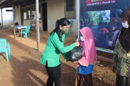 Dansatgas TMMD bagikan bantuan ke warga terdampak COVID-19