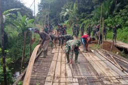 Satgas TMMD dan warga melanjutkan pembongkaran jembatan