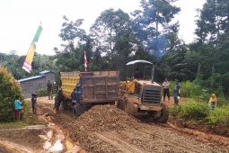 Satgas TMMD melakukan pengerasan jalan