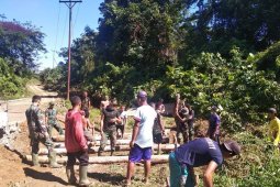 TMMD bangunjalan darurat gunakan kayu glondongan