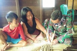 Prada Gilang belajar membuat tikar dari daun pandan