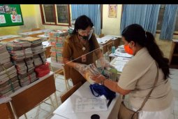 Pembagian buku tahun ajaran baru di Denpasar