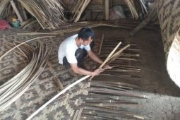 Permintaan anyaman bilik bambu di Lebak meningkat, penghasilan perajin Rp13 juta/bulan