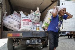 Disperta Kota Madiun salurkan bantuan pupuk organik ke petani