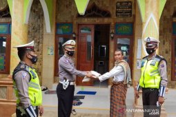 Polres Tapsel serahkan bantuan beras 500 sak untuk ringankan beban warga terdampak COVID-19