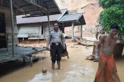 Dua rumah rusak berat diterjang longsor di Peniraman