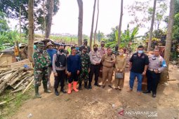 Pemkab Garut dan kader PDIP bantu bangunkan rumah janda tua yang tinggal di makam