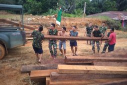 TNI - warga perbatasan gotong royong di lokasi TMMD Kodim Putussibau