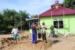 Serda Pomo siapkan pasir untuk bahan pengecoran
