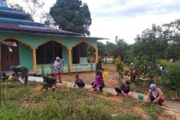 Satgas TMMD bantu warga bersihkan lingkungan masjid