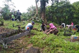 Satgas TMMD, bantu warga membersihkan lingkungan pemakaman