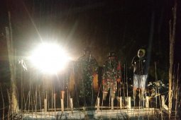 Dansatgas TMMD tinjau pembangunan jembatan ditengah turunya hujan