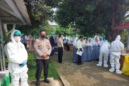 Polisi dampingi tes swab di Ponpes Al Mansor Darunnajah