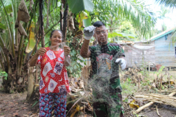 Anggota TMMD bantu warga perbaiki pukat penangkap ikan