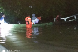 TRC Pramuka dan Pol PP evakuasi bayi dari banjir di Putussibau