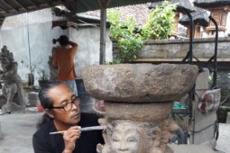 Studio "Putra Art" Sukawati-Gianyar pajang patung-patung klasik