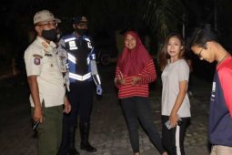 Satpol PP Ngawi sita KTP warga langgar protokol kesehatan