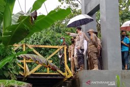 Kapolsek Sungai Durian tinjau jembatan gantung yang putus