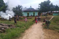 Satgas TMMD dan warga bergotong royong bersihkan jalan desa