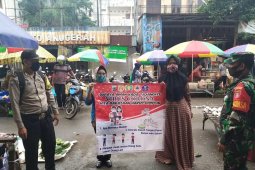 Cegah penyebaran COVID-19, Bhabinkamtibmas edukasi warga di pasar