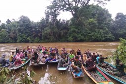 Warga dan anggota TMMD bersampan ria di sungai Danti