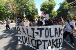 Ratusan aktivis "Bali Tidak Diam" tolak Omnibus Law ke DPRD Bali