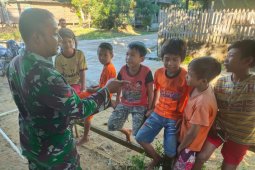 Koptu Priswanto bawa suasana ceria melalui cerita dogeng
