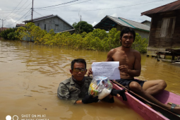 Istri mantan Kapolres Kapuas Hulu bantu korban banjir di Teluk Barak