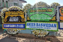Anies Baswedan kirim karangan bunga duka cita untuk Omas