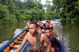 Anggota TMMD bantu warga cari sampan tenggelam