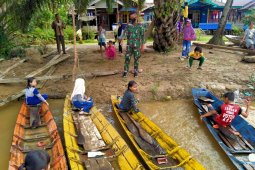 Antusias anak-anak mengikuti lomba sampan TMMD