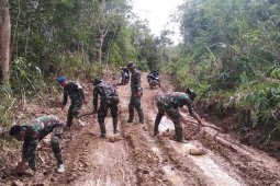 Satgas TMMD ajak warga gotong royong timbun jalan berlubang
