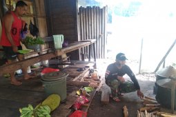Anggota Satgas TMMD Kodim 1202/Skw memasak untuk rekan-rekanya