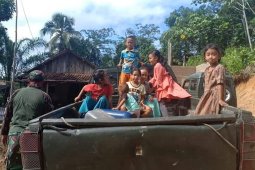 Keseruan anak-anak saat berada di kendaraan dinas TNI